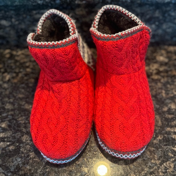 Muk Luks Shoes Nwot Muk Luks Slippers Size 9 Poshmark